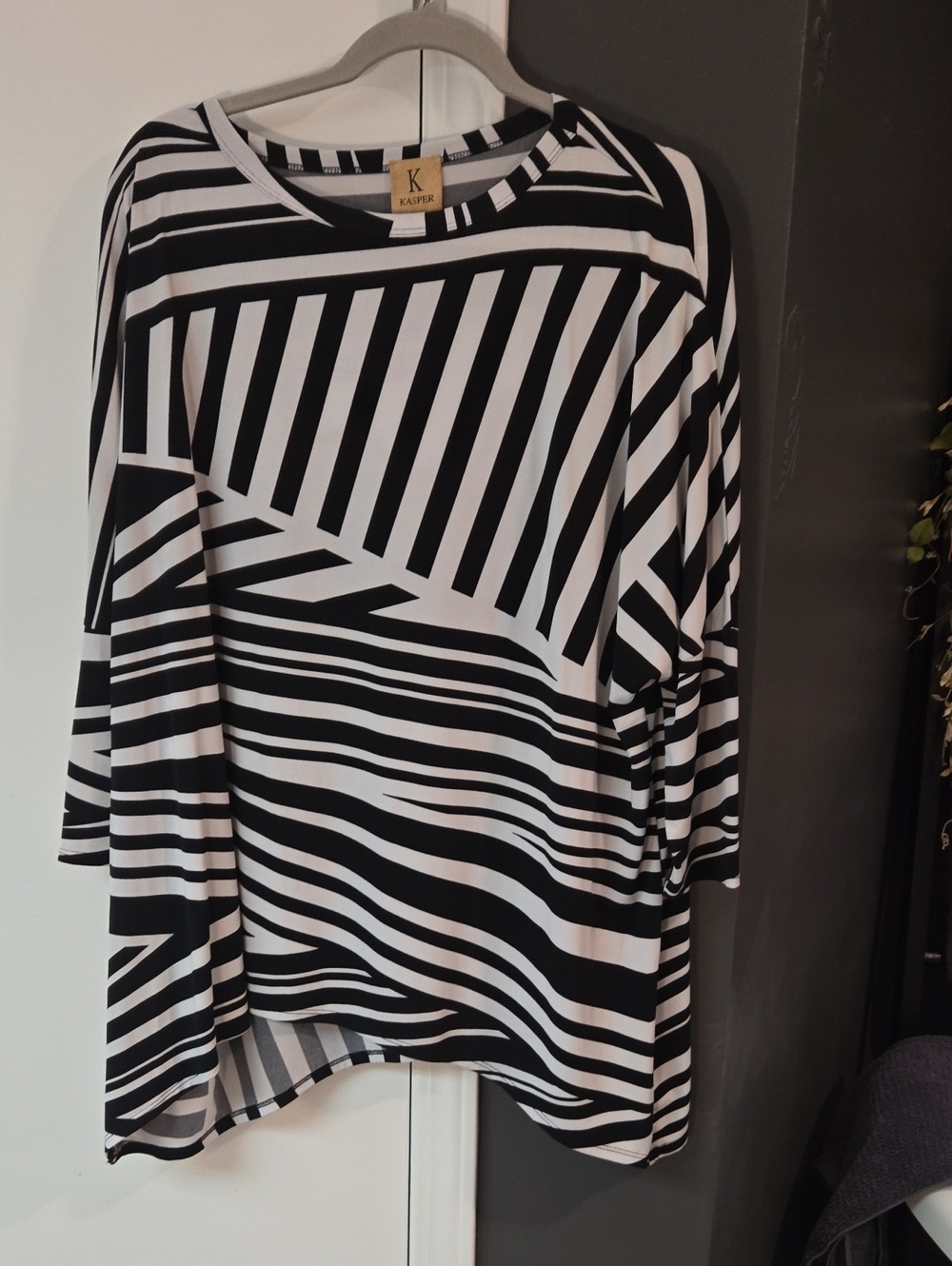 Kasper Black & White Geometric Stripe Long Sleeve Top - Picture 1 of 2